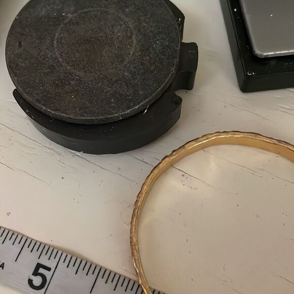 Vintage 8” Avon gold plated textured raised floral pattern bangle bracelet - Picture 8 of 10